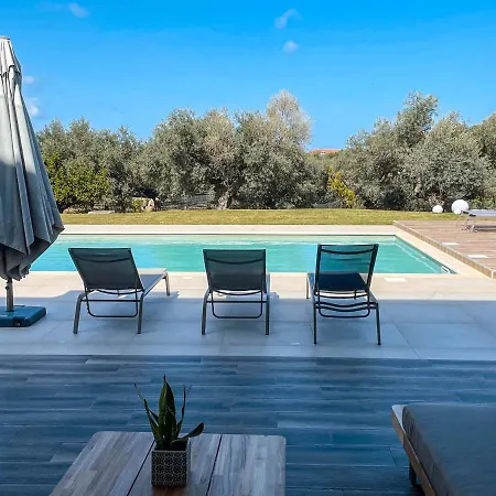 Aelia I Modern & Ideal For Large Groups
