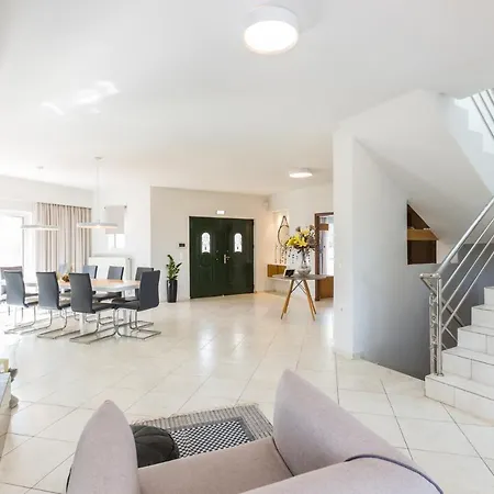Aelia I Modern & Ideal For Large Groups * Galatas (Chania)